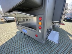 中意 三拓展房车