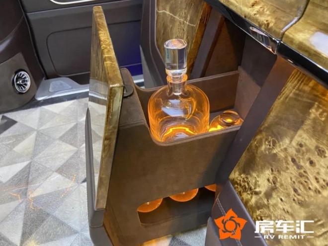 2020款圣母峰巅峰版，黑金四座，镀金立标，语音智能交互，太牛了！17.jpg