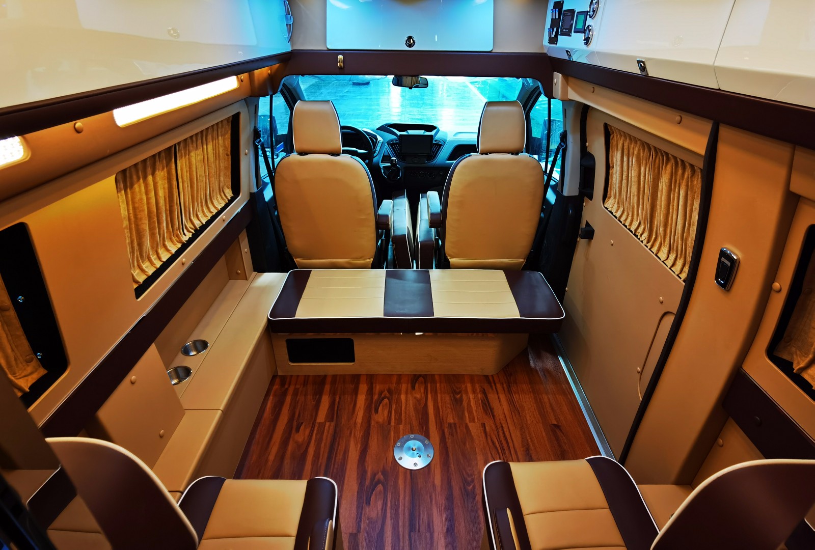 途酷 福特新全顺v362 后置卫生间 生活区