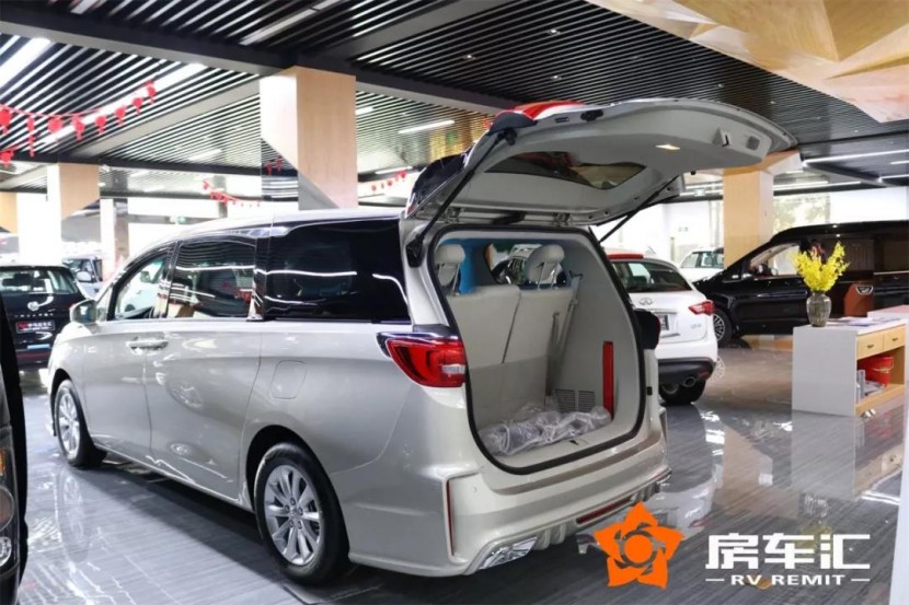 雅典娜版别克GL8商务车，改装后30来万气场翻倍！23.jpg