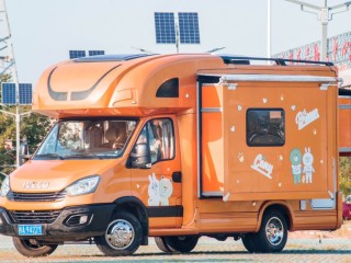 延龙 依维柯双拓C型房车