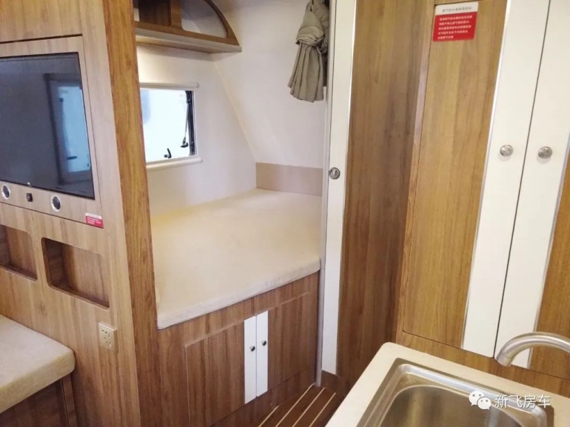 新飞房车不足十万的拖挂现车图片