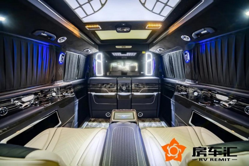 奔驰商务常见的设计，隔断奢华/半隔实用，你更喜欢哪种风格呢？​4.jpg