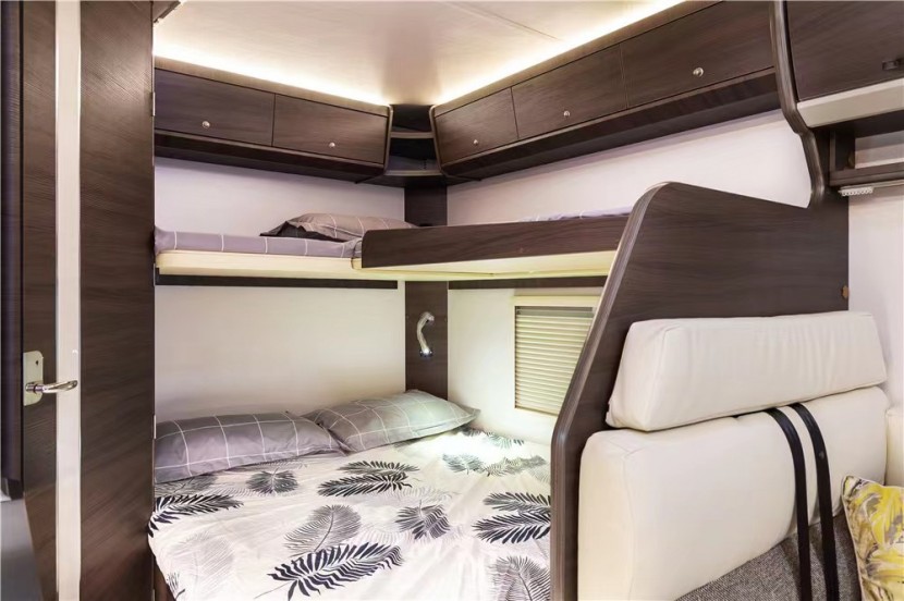 9月2日郑州房车展——亚特房车纪念版Y8-L2，体验自然魅力，看花开花落，天空蔚蓝！ee5de94046e261a1b0b4069130ee0bef