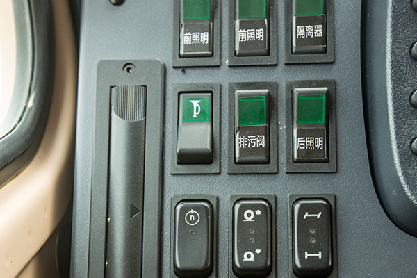德野奔驰乌尼莫克U4000四驱越野房车终极性能撼路先锋这是描述信息