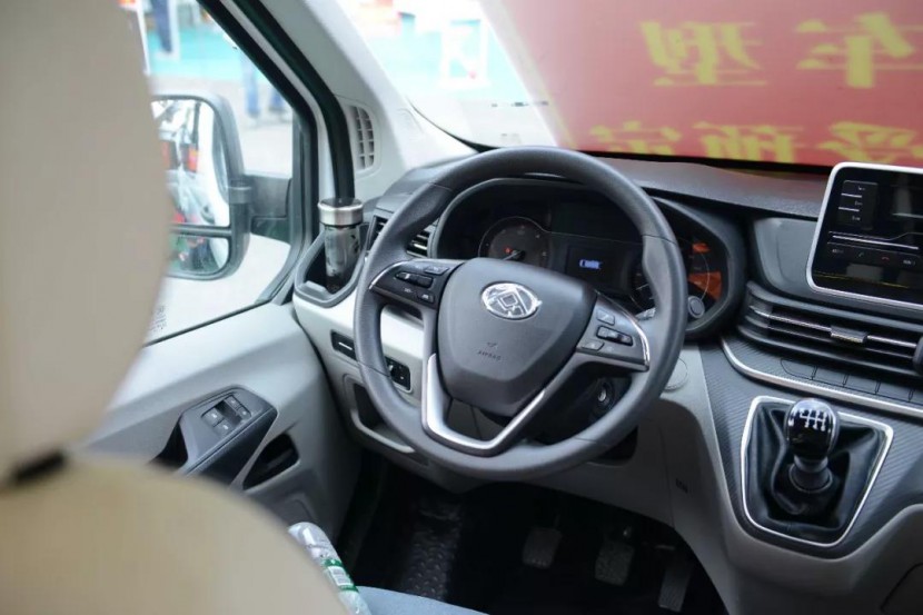 11.23杭州房车展舜宇房车携最新款依维柯C型、现款大通V90B型房车亮相d24316dd507148918b3f8734398af520