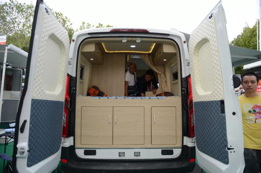 11.23杭州房车展舜宇房车携最新款依维柯C型、现款大通V90B型房车亮相00bf649f61f94b5fa42b90058a59084e