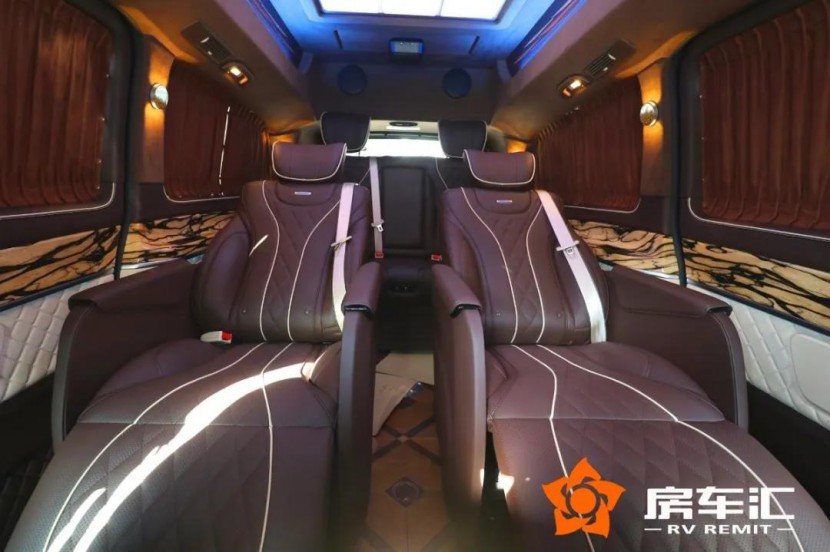 这款奔驰7座蓝牌带双人床，内饰虎斑檀木，平躺式座椅，配会议式后排9.jpg