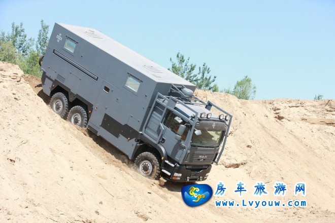 阿莫迪罗·远征者TGS6x6VL1升降顶8,000,000元起