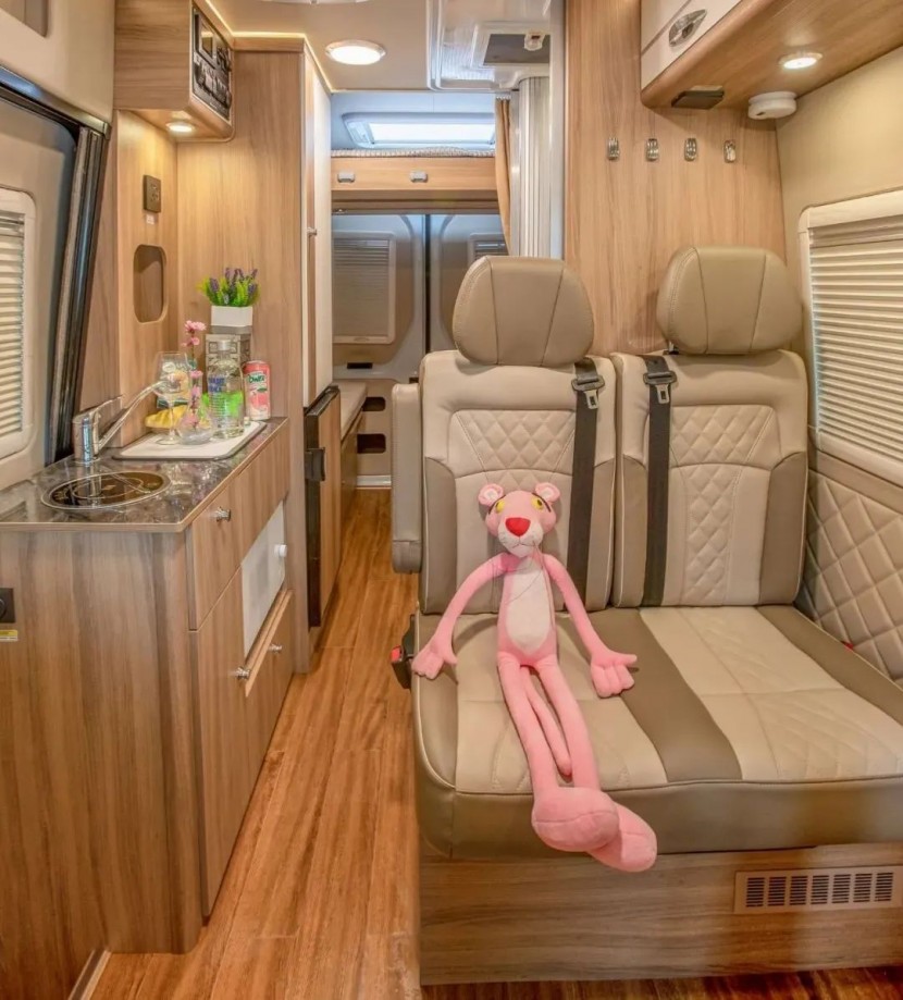 9月2日郑州房车展：金冠房车宾歌B900，小身体也能带你看大世界！1ac2b859b0d345e5a1ec310e6a6c8f82