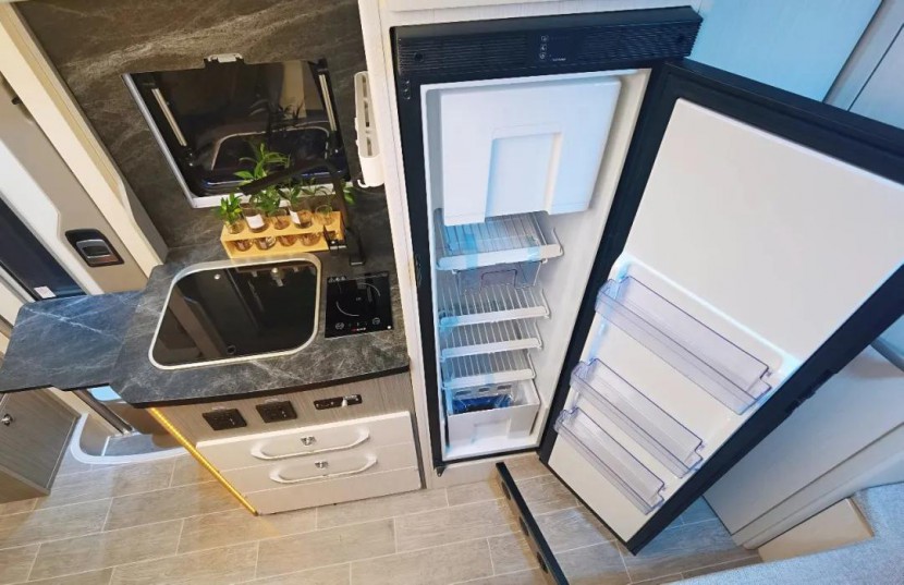 【首发】罗曼特斯T50，国六大通V90底盘自动挡房车正式下线接受预定9de07b74f6e8471d8a20486ecc070ea8