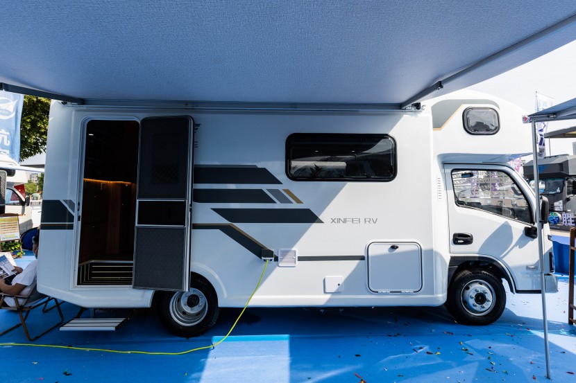 新飞房车S100轻卡，大空间大布局，让你的旅途豪享舒适！get?code=YzQxOWIwYTU4OGI5OTlmODYxYWFlYTM5OTIzNTZlYjksMTY2MzIyODc3NjI5MA==