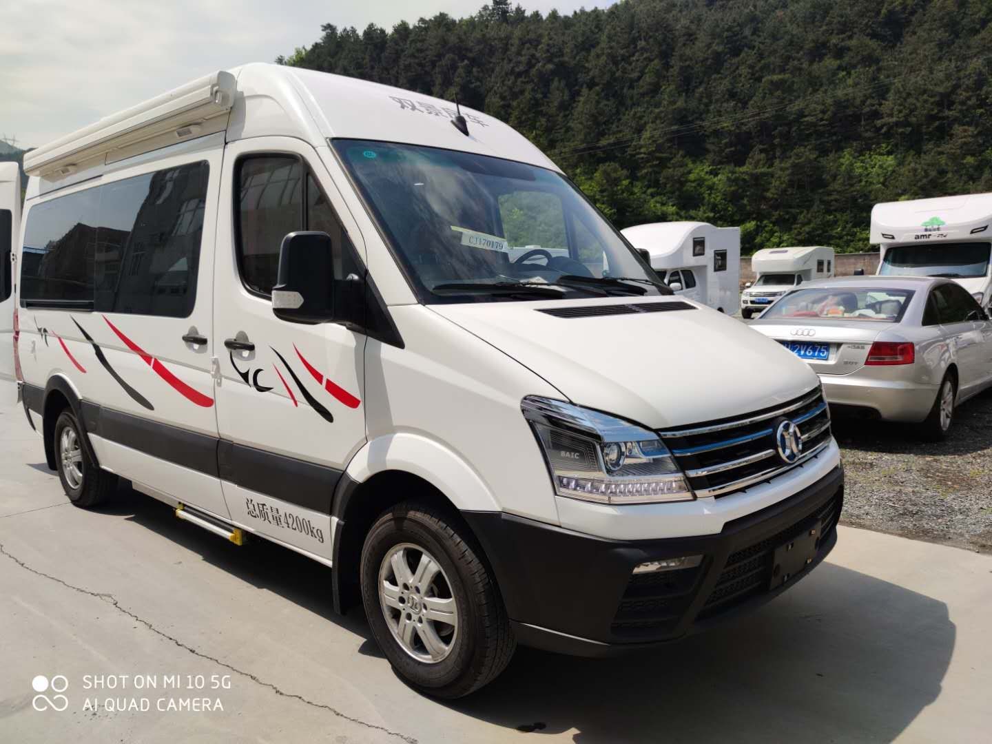 双景 北汽 长江长轴高顶b型房车 纵置上下床款车身外观