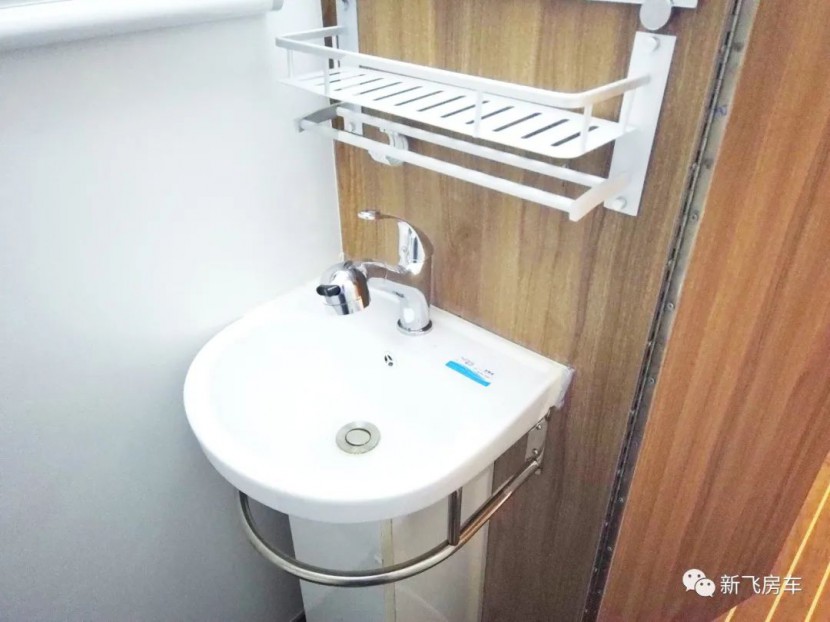 新飞房车不足十万的拖挂现车图片