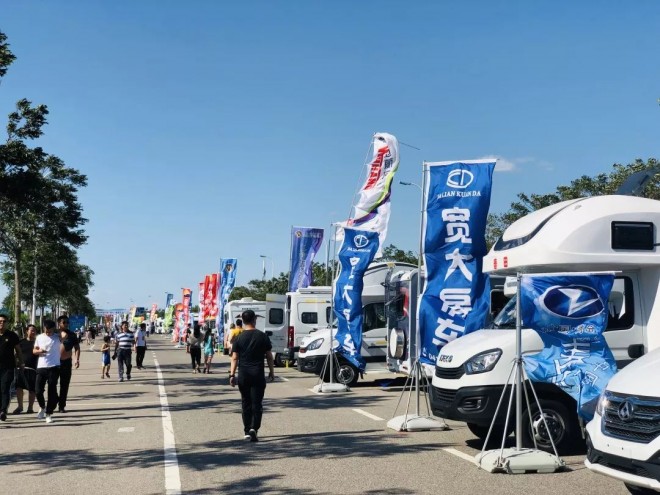 300辆房车亮相第六届中国汽车（房车）露营大会露营装备及房车展览会