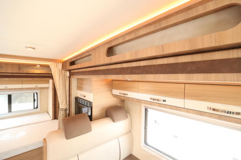 大空间高性价比，华居依维柯自动挡双拓展C型房车c3f6123ab05b42f882f2cef0ead6e083