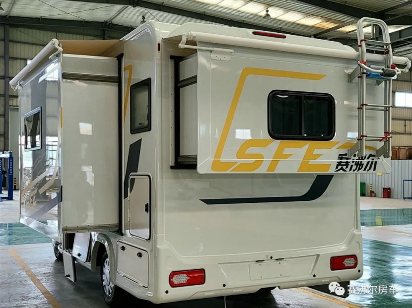 56.8万:赛沸尔C型大额头双拓展房车