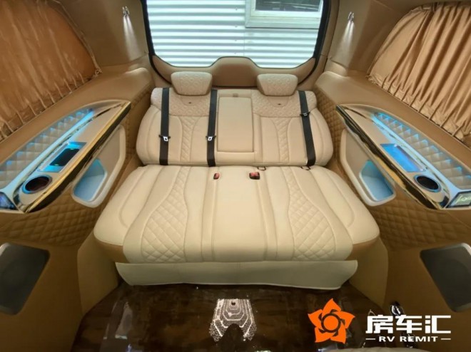 全新奔驰V级卡莫滋版，空间比床大、座椅赛沙发！15.jpg