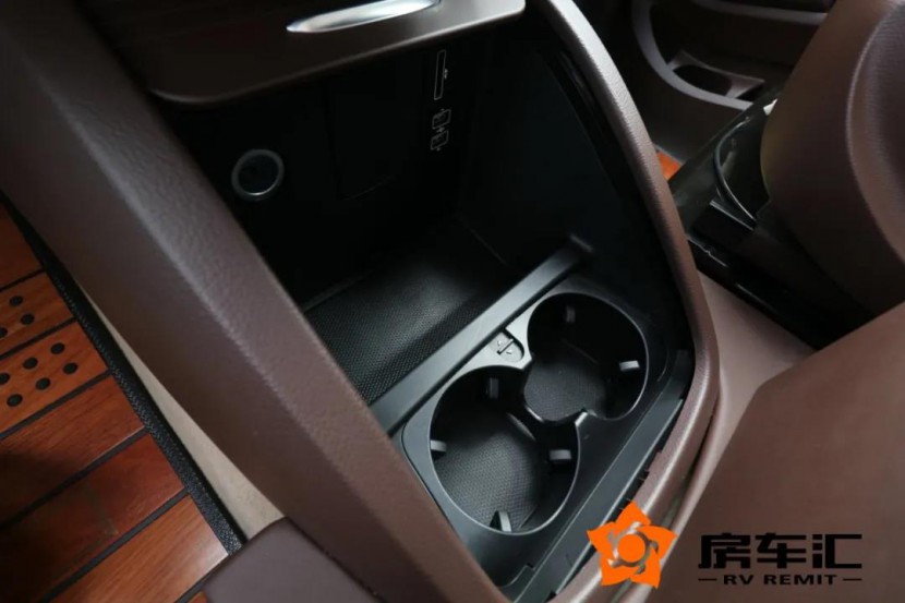全新奔驰七座九速商务车，高顶全隔，标配空气悬挂！6.jpg
