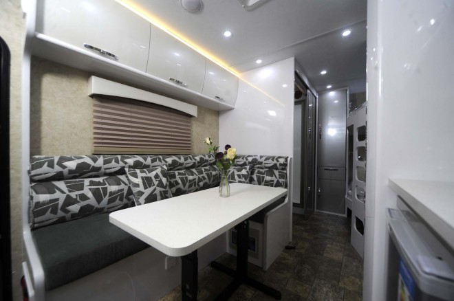 戴德隆翠C19拖挂式营地房车 17万元 起居室大图