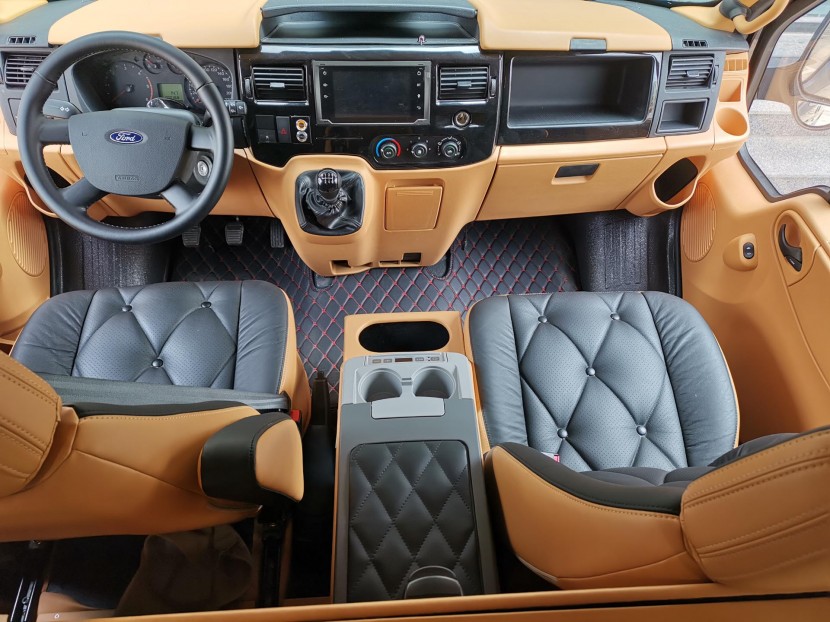 6.5洛阳房车展福客特房车携网红黑骑士、逸途、至尊系列商务B型华丽亮相82858ed6c5484f0882b18821f60c5bf5