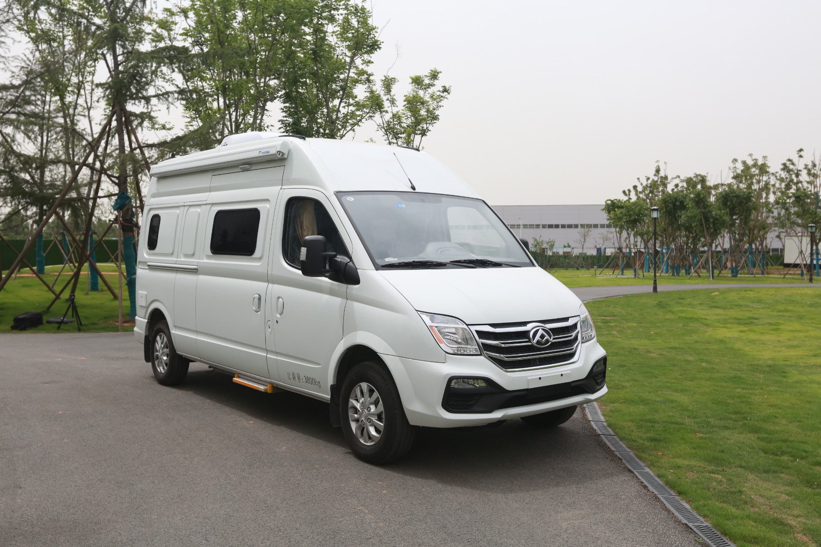 宇通大通v80房车b型 b310舒适版白色