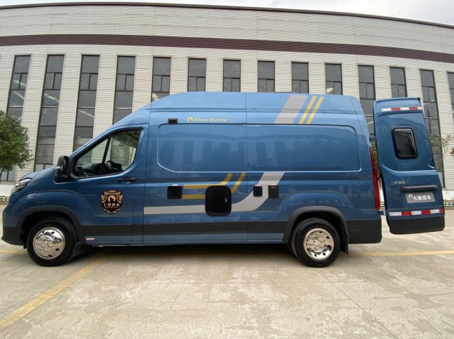 七狼大通V90 B型房车——极目可见山海，抬头璀璨星空！