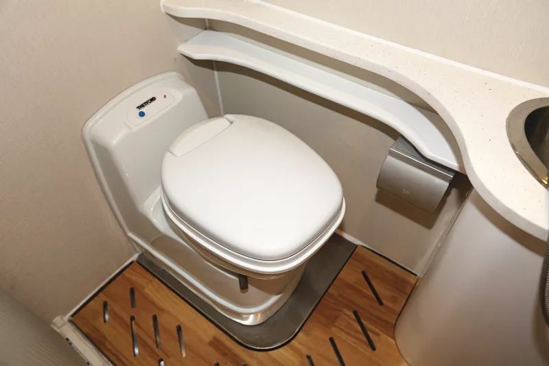 宇通依维柯欧胜C533豪华版无拓小顶房车