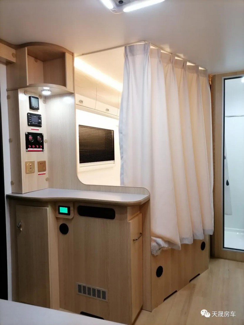 想要更大空间又怕车重，那“天晟470”拖挂房车是你不二选择bcbabb91d53f4bba9f8d89974dd6aeb6