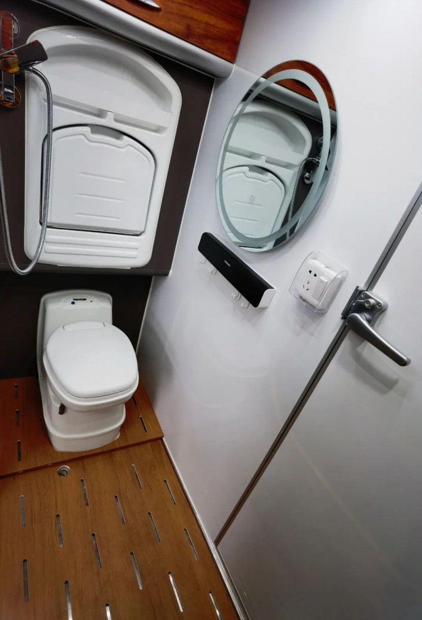 将量身定制进行到底，硬派越野房车东风挑战者“特定版”，9月2日郑州房车展，与您不见不散！5f792fcece35488133e1b616158e90d3