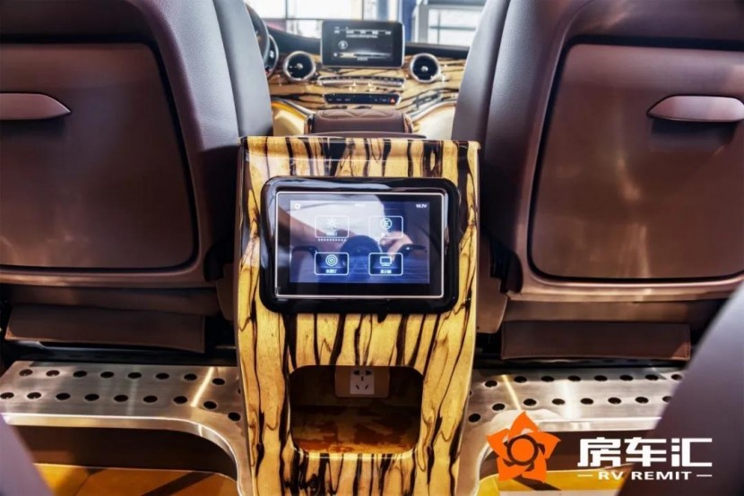 实拍奔驰商务车V260L新款七座，明星保姆/企业接待首选！12.jpg