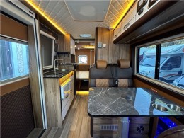 上汽大通 2022款V90长轴高顶B型房车