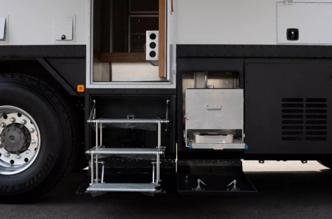 诺马迪森新款“驰骋者”——不超六米的C本蓝牌越野房车8df105067a62480193979a9c74e50f67