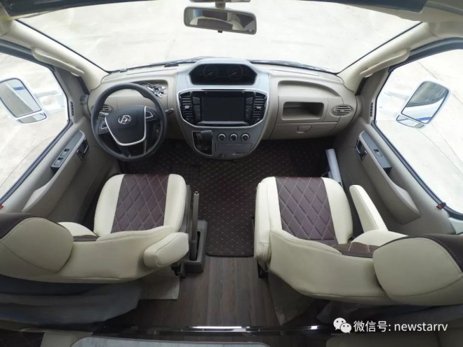 不足2米8的小顶设计新星大通房车，低重心设计，轻松可睡下5人！