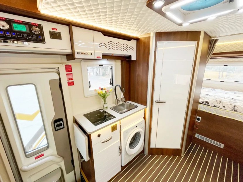 新飞依维柯双拓展房车带您走进第五届郑州房车展，新式旅行，你我共享！19f9d754cbca6642a682d6be1f2b7bdc