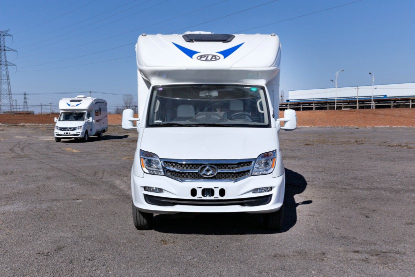 亚特房车 欧洲进口上装 YATE-Plasy 611大通手动挡C型小额头房车 57.8万元 0005_1
