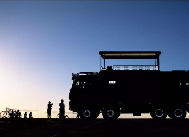 引领豪华越野房车的主流47643c2f705a4bb3982f87edbe3b9f45