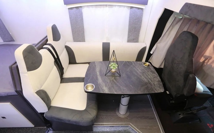 9月2日郑州房车展：赛德房车海鸥系列T型，舒适版房车引领者！6b163a4952e6f71f67e8f3233a749c77