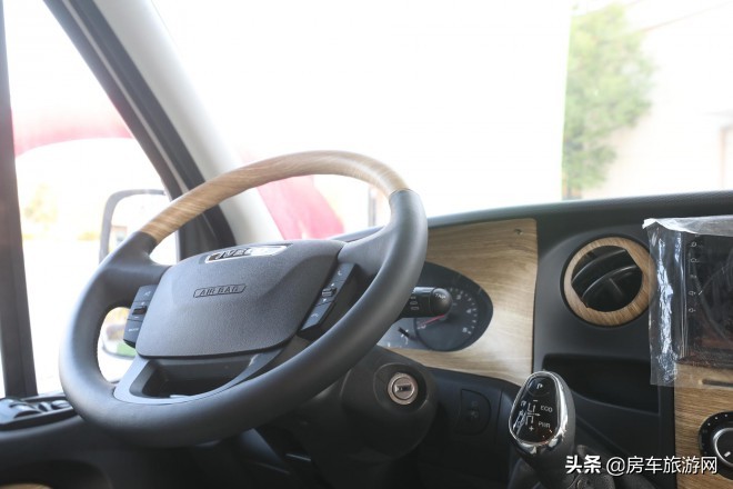 年终大促来袭!铂驰房车“大放价”!疯狂让利中,快来抢购吧~高水准设计及装配工艺,铂驰房车旅行家依维柯双拓展C型房车实拍