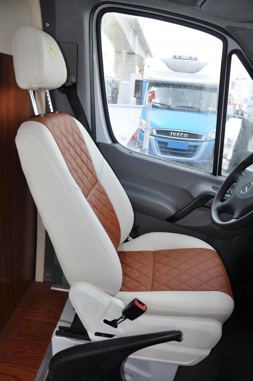 直降50万!独家团购108万即可抢购158万春田奔驰斯宾特524顶配房车 DSC_0208