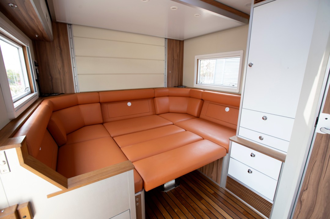 德野诺马迪森 奔驰乌尼莫克u4023撼路者4×4越野房车客厅