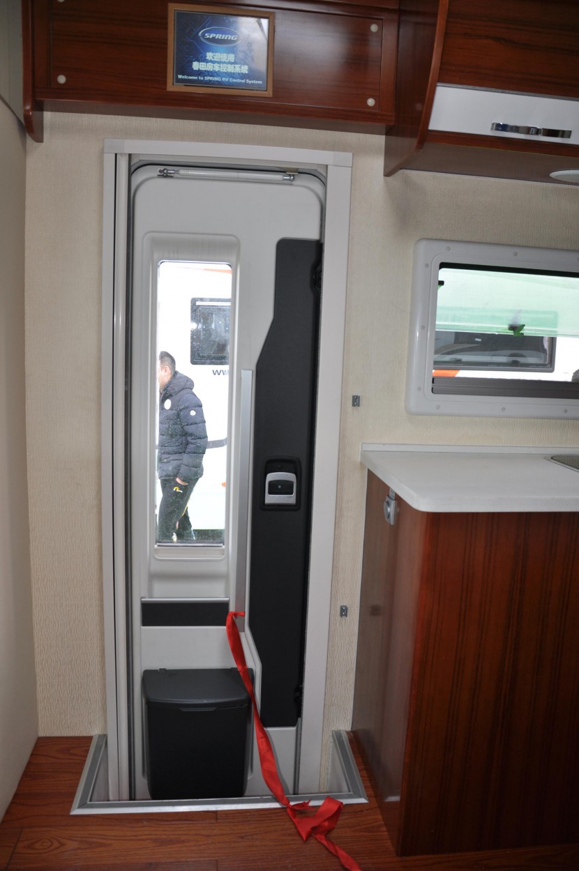 直降50万!独家团购108万即可抢购158万春田奔驰斯宾特524顶配房车 DSC_0225