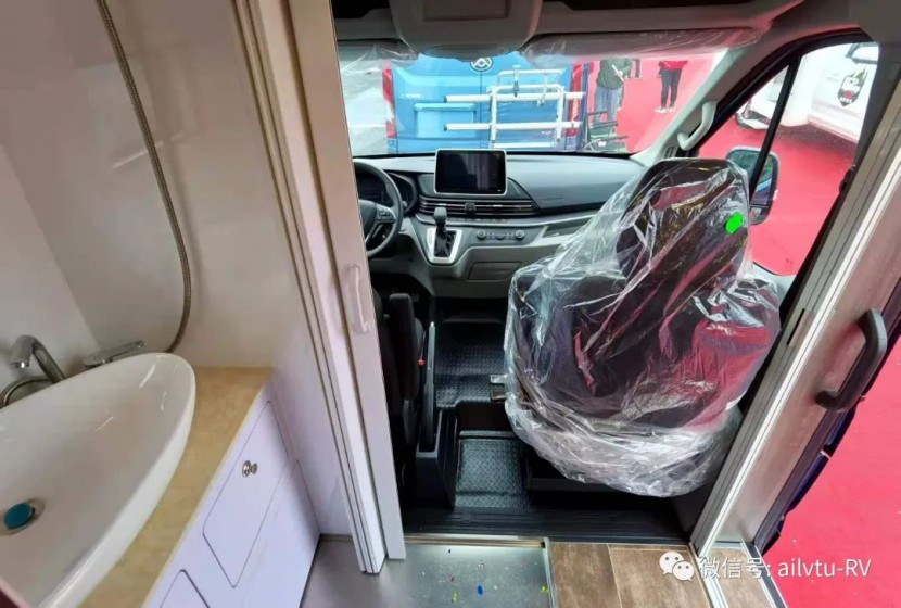 9月2日郑州房车展：爱旅途房车B型，后置厨房设计，让空间感更强！520efaf3c3fdc6fc834cf57f59d98ab5