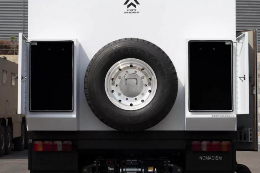 诺马迪森新款“驰骋者”——不超六米的C本蓝牌越野房车75fb536a985b46ba92dd7a75670cb4af