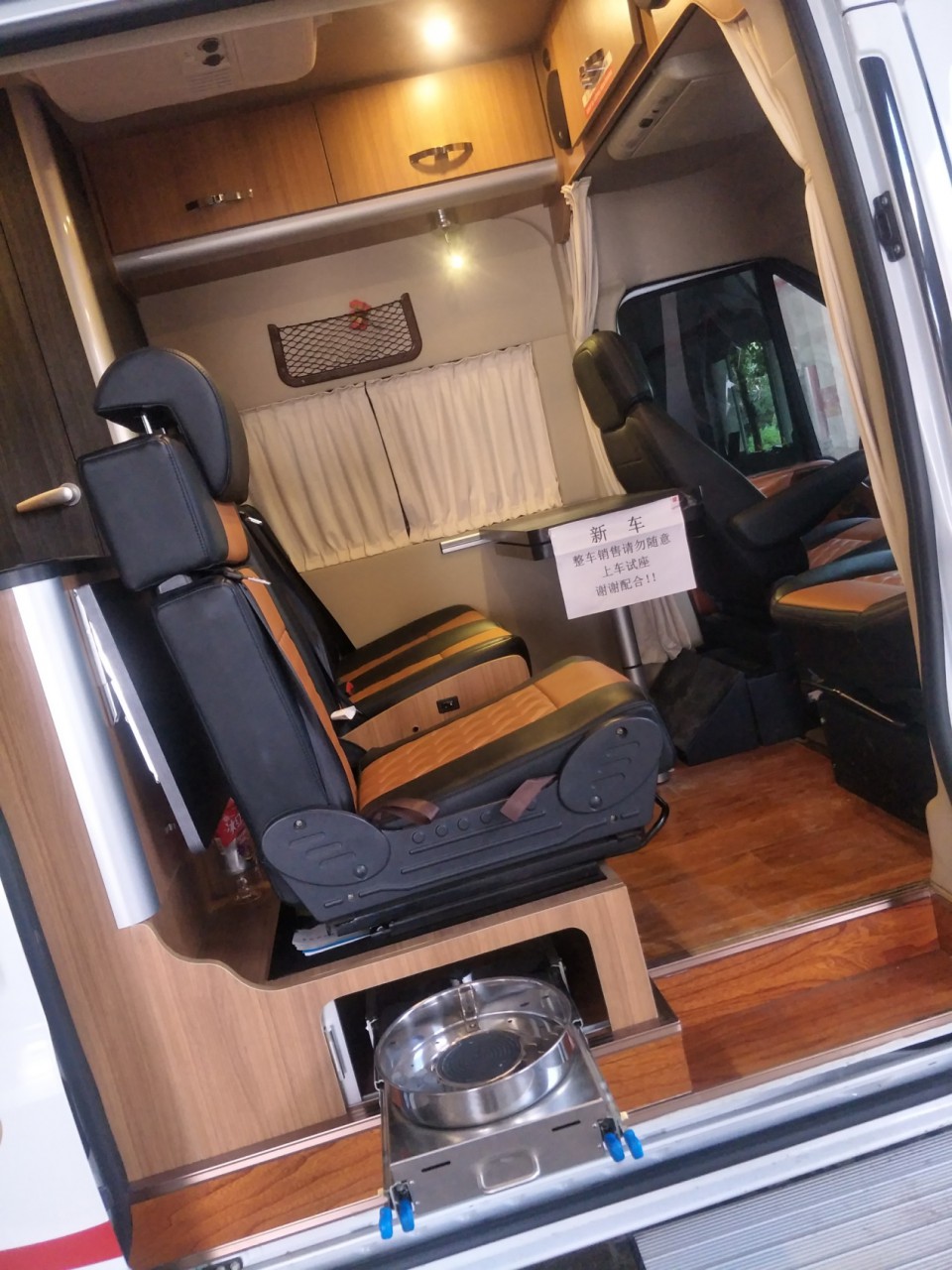 路派福特全顺横置床B型房车41.8万路派福特全顺横置床B型房车image011