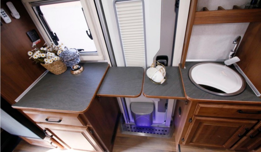 9月2日郑州房车展，巨威福特自动挡小额头房车，星耀华夏，威震中原！b8148990ec78686f73bfd00292aa4bb8