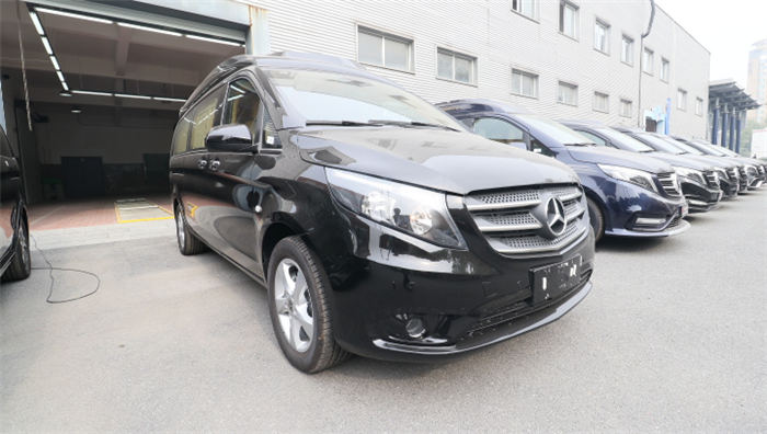奔驰威霆商务车高顶无隔黄咖七座现车201911191611373289