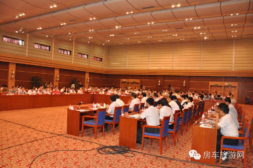 中汽协叶盛基秘书长出席2014中国（鹤壁）电子信息汽车电子电器产业发展合作交流会