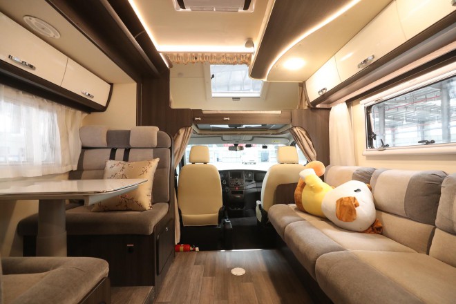 精致欧式风格、高端商务元素，“铂驰旅行家”单拓展房车 WLH_7201