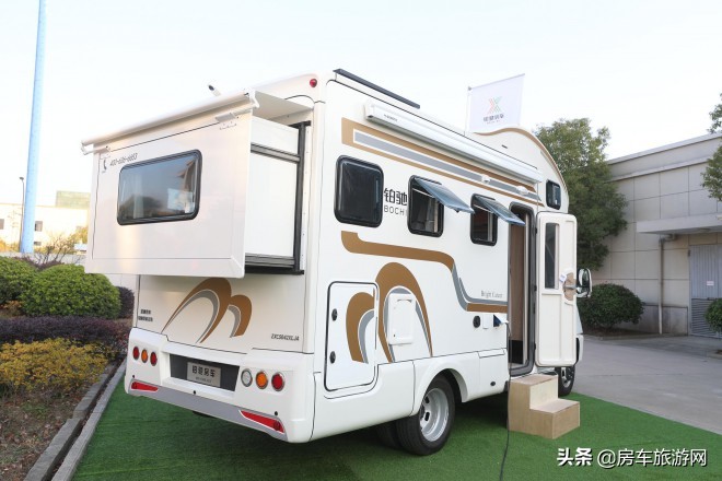 年终大促来袭!铂驰房车“大放价”!疯狂让利中,快来抢购吧~高水准设计及装配工艺,铂驰房车旅行家依维柯双拓展C型房车实拍